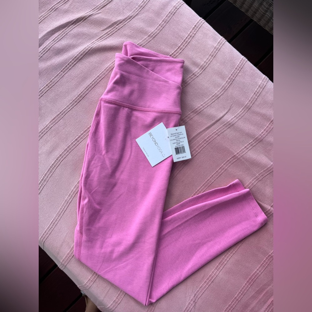 Beyond Yoga pink leggings sz M NWT - Picture 1 of 1